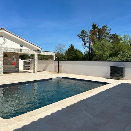 Holiday home Dependance Maisonnette Paisible Piscine Privee *