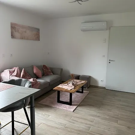 Holiday home Dependance Maisonnette Paisible Piscine Privee